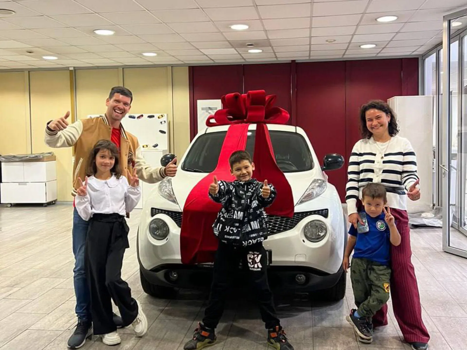 Семья рядом с найденным Nissan Juke
